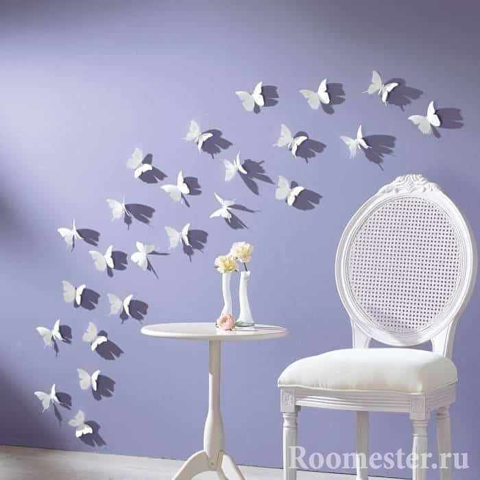 Белые бабочки на стене 