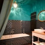 Бирюзовые стены и потолок в ванной