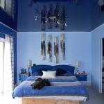 Натяжной потолок в синей спальне