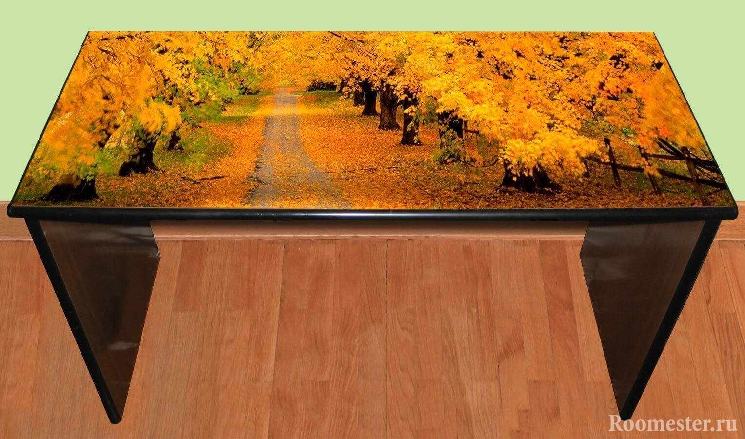 Залакированный стол с картиной