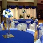Синие скатерти на столах
