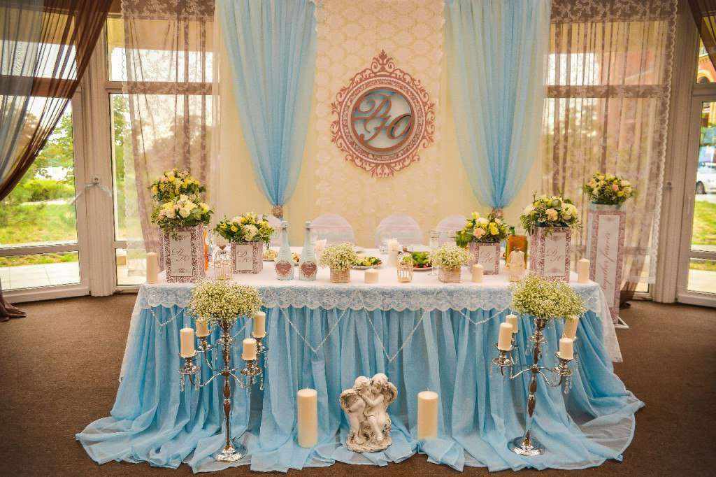 Ангелы и свечи у свадебного стола
