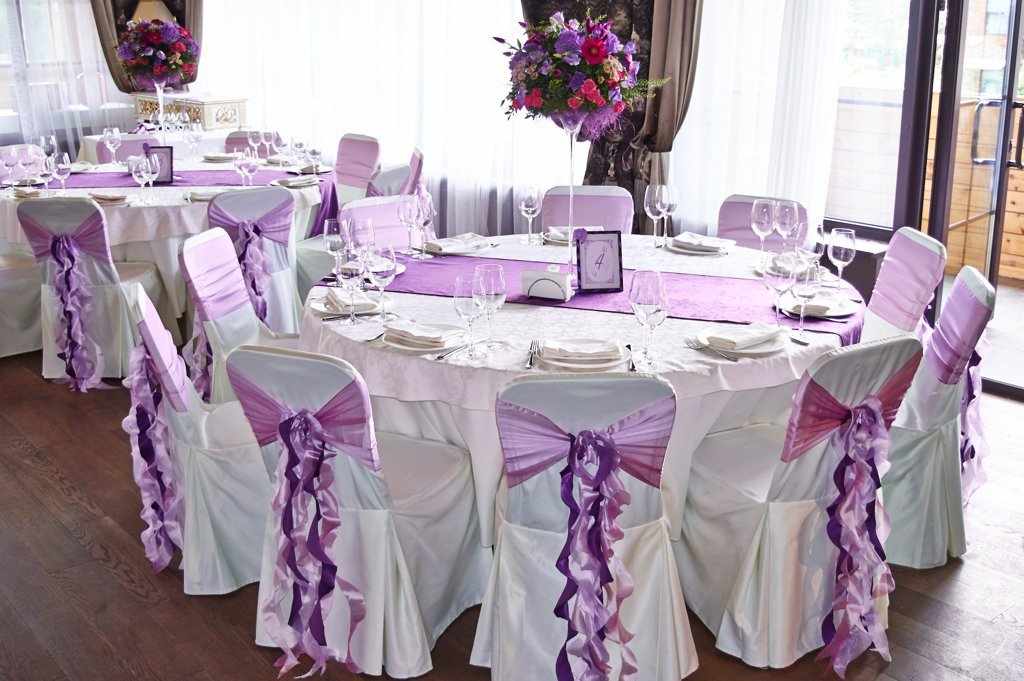 Оформление гостевых столов и стульев на свадьбе
