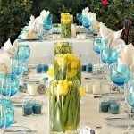 Голубые бокалы на свадебном столе