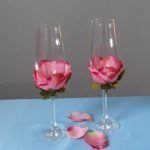 Свадебные бокалы с украшением из лепестков роз