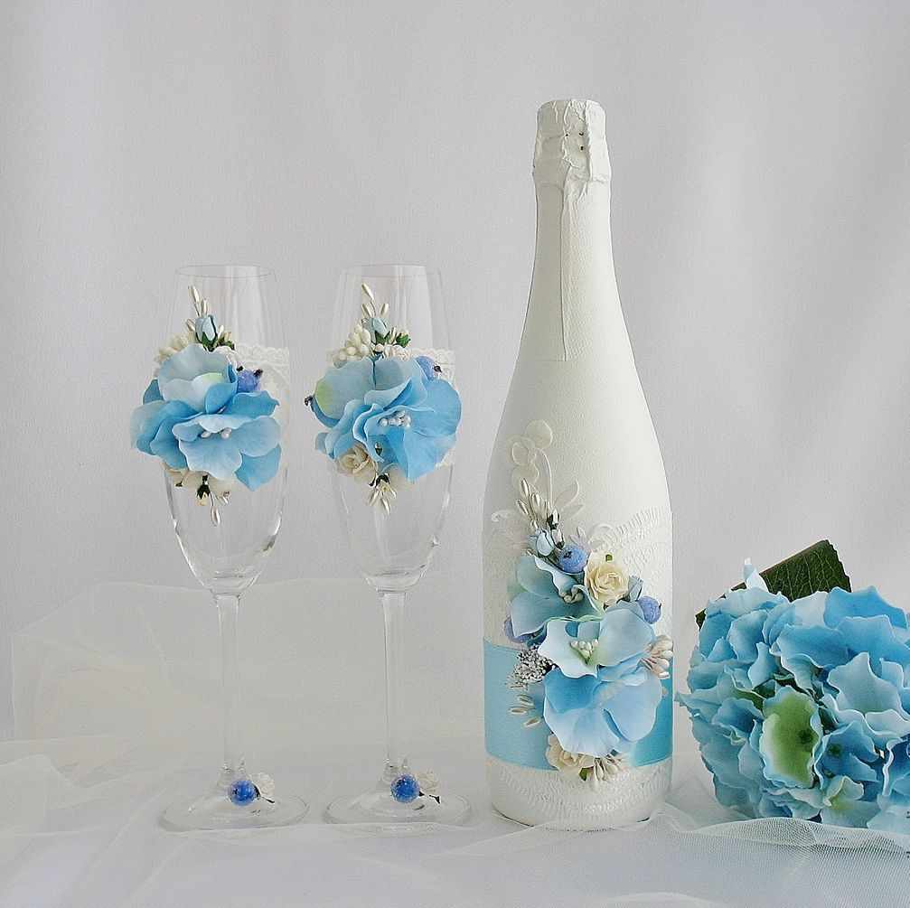 Украшение свадебных бокалов и бутылки цветочками