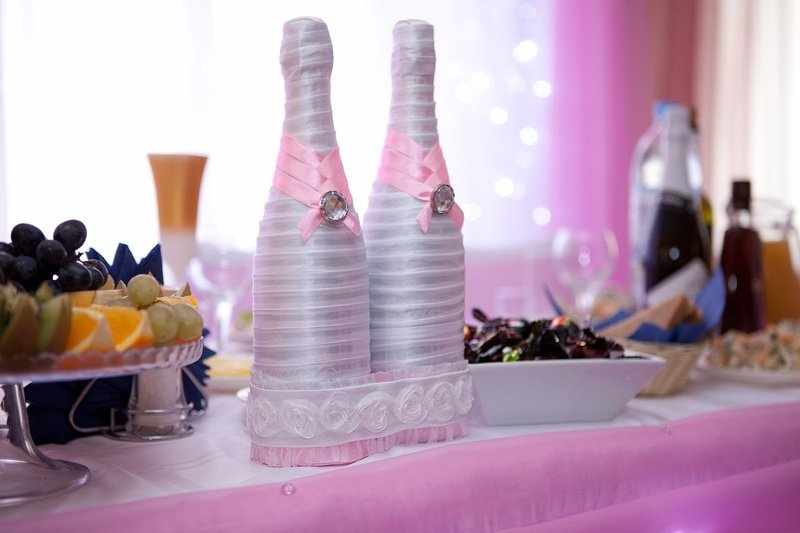 Декор свадебных бутылок лентами