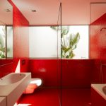 Красные стены в ванной