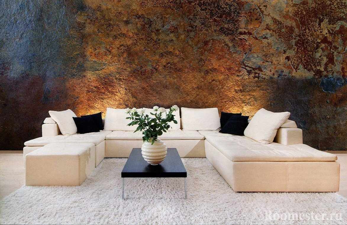 Белый диван и стена под камень