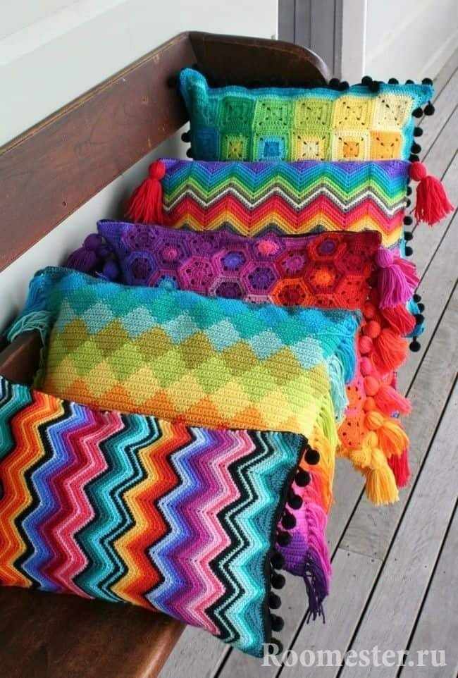Яркие вязанные наволочки для декоративных подушек