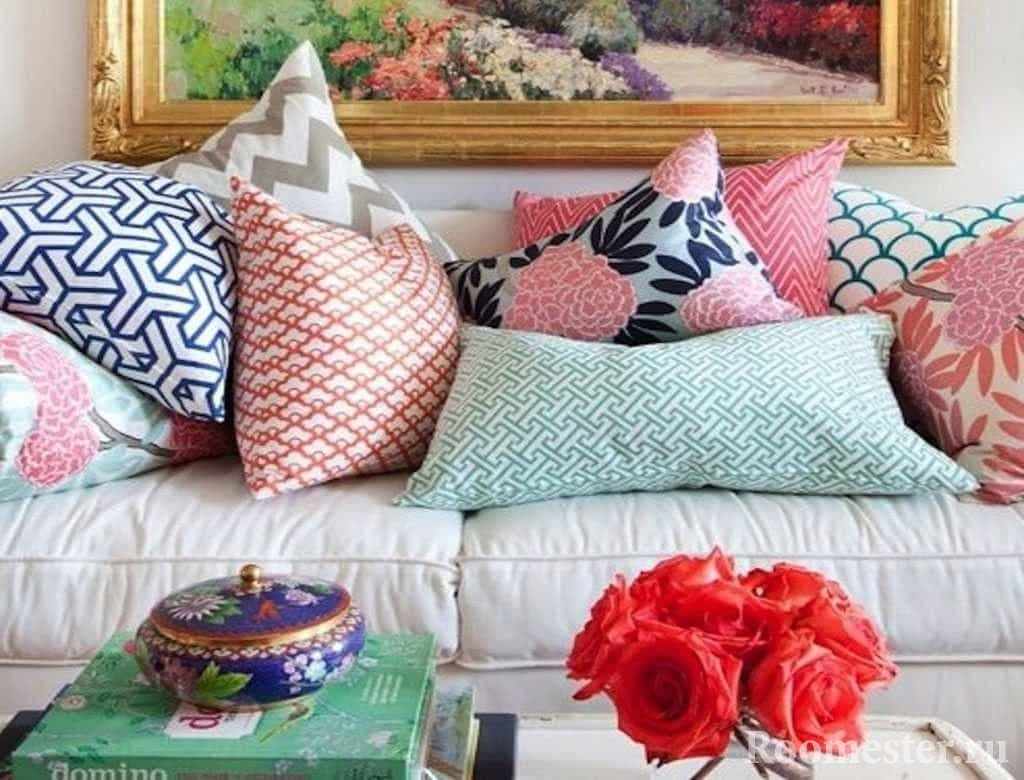 Декоративные подушки на диване в гостинной