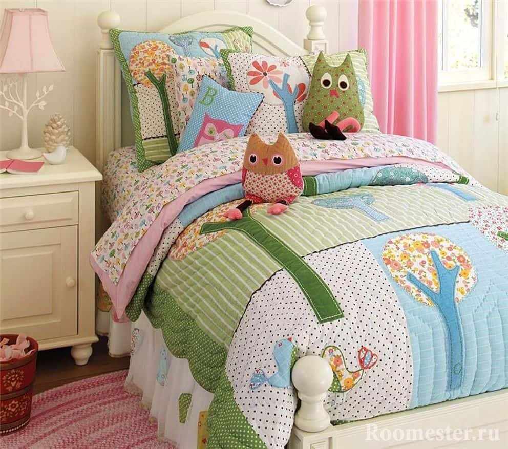 Идея детских декоративных подушек в спальне