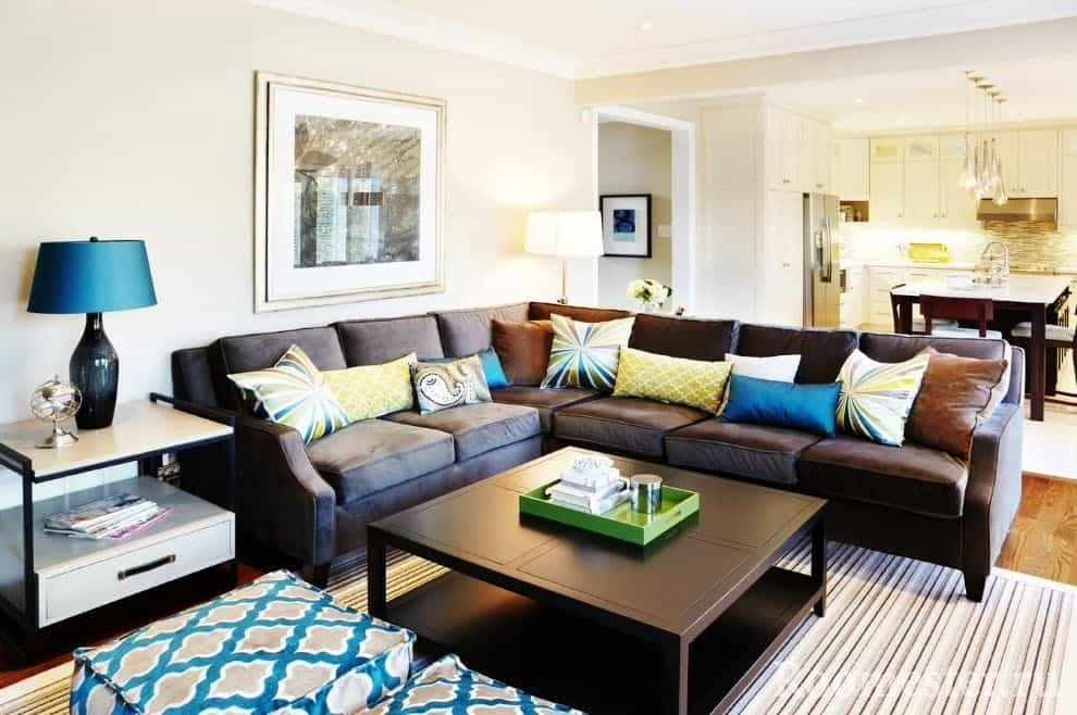 Яркие подушки на коричневом диване