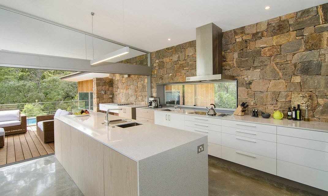 Камень в интерьере кухни в стиле модерн