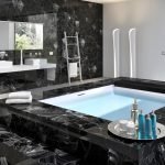 Черный натуральный камень в отделке ванной