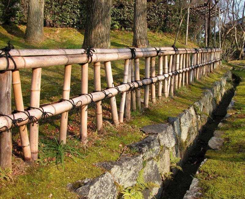 Красивый забор из бамбука