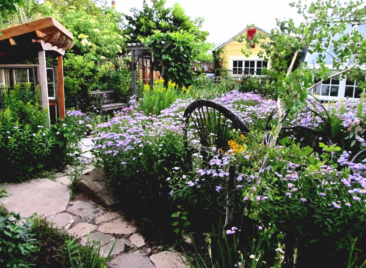 Сад и огород на участке в деревенском стиле