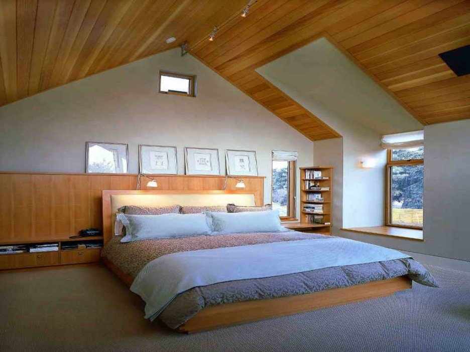 Спальня с деревянным потолком