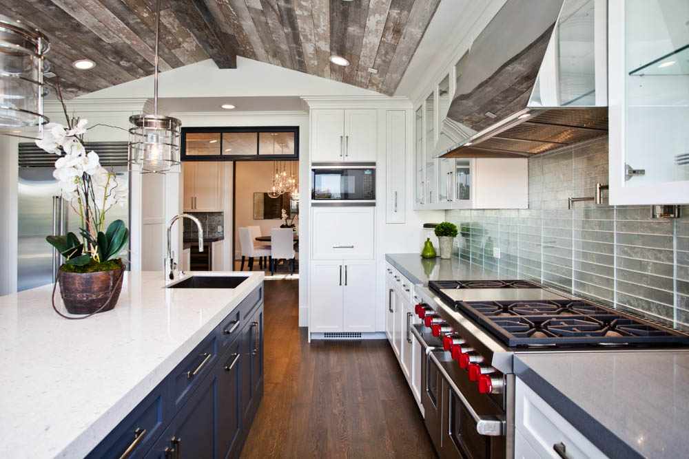 Кухня с серым деревянным потолком