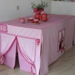Розовый домик под столом 