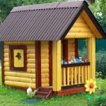 Яркий деревянный домик 