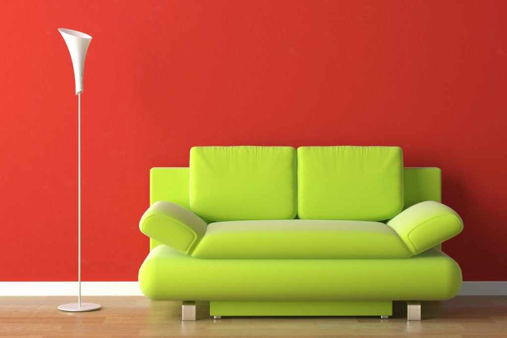 Салатовый диван в красном интерьере
