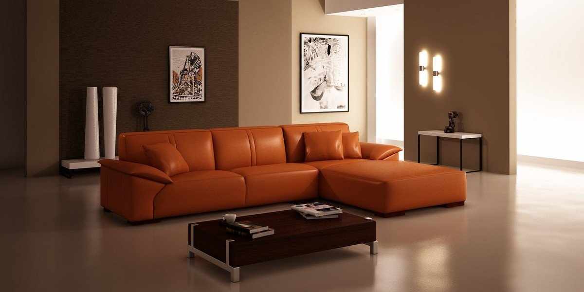 Кожаный диван в интерьере гостиной