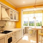 Желтые стены и белая мебель на кухне