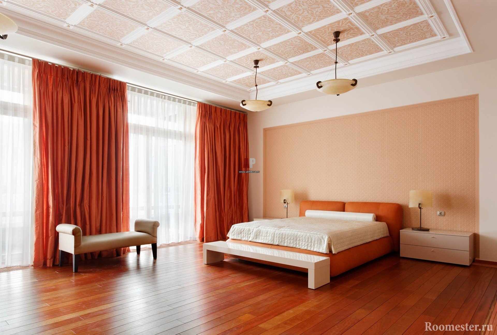 Оранжевые шторы и кровать в спальне