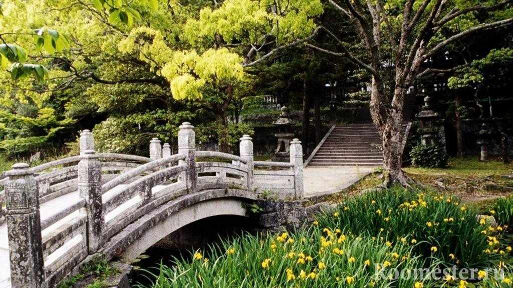 Старый мост в саду
