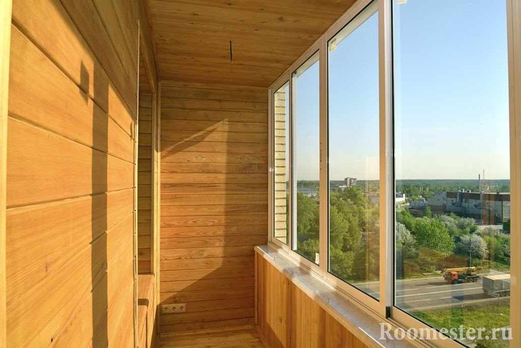Красивый интерьер балкона из дерева