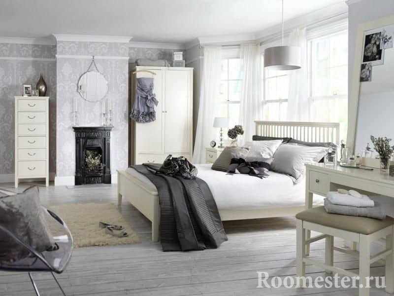 Белая спальня наполненная аксессуарами в классическом стиле