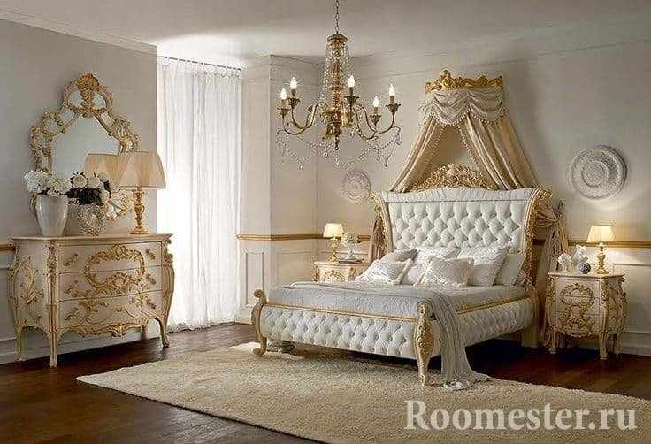 Дизайн белой спальни с лепниной и позолотой в классическом стиле