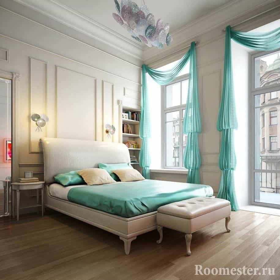 Белый интерьер классической спальни можно разбавить цветным постельным бельем и шторами