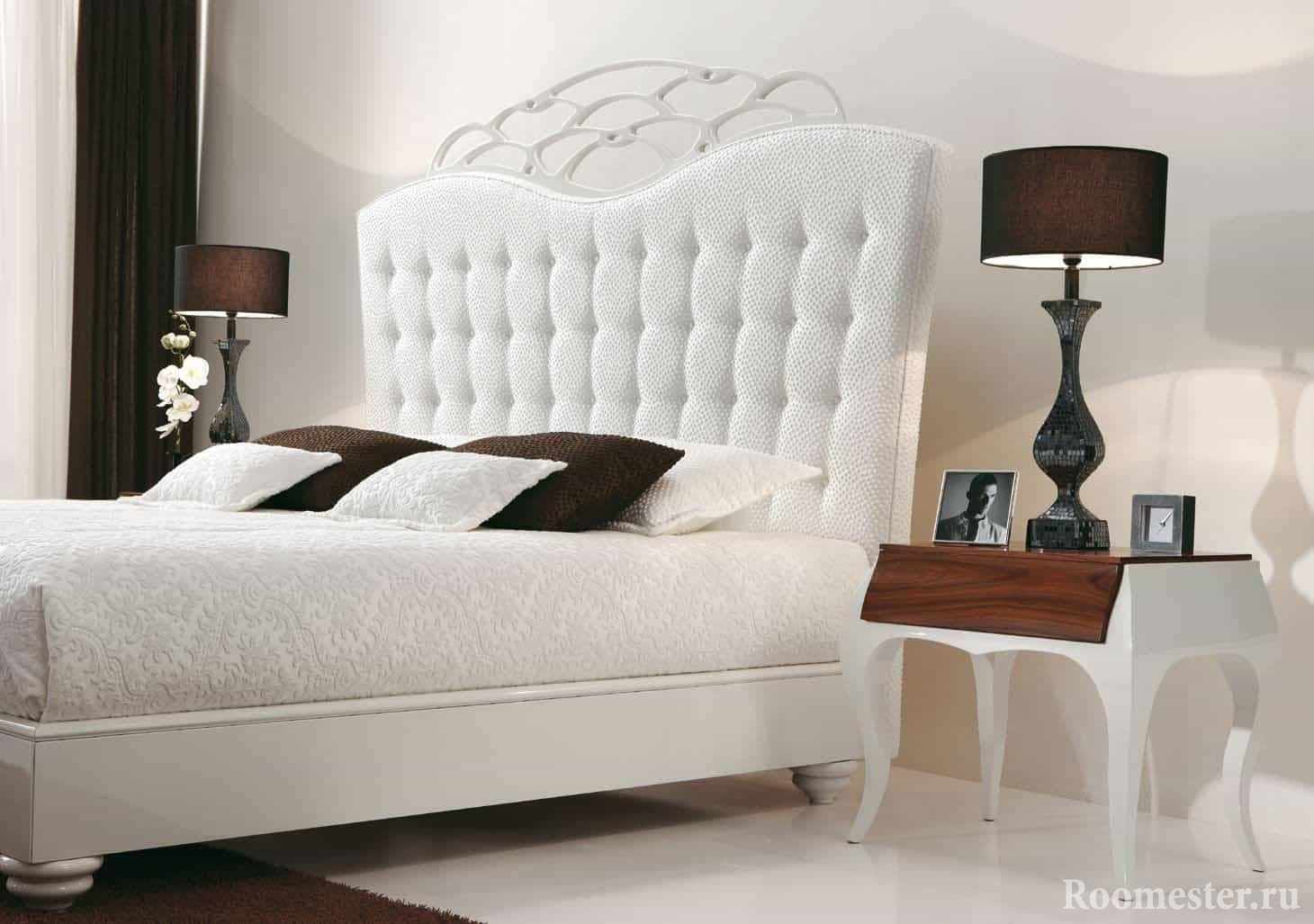 Белая кровать в классическом стиле