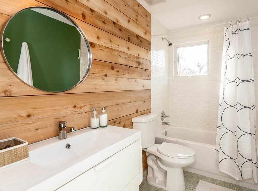 Сочетание дерева и белой плитки в ванной