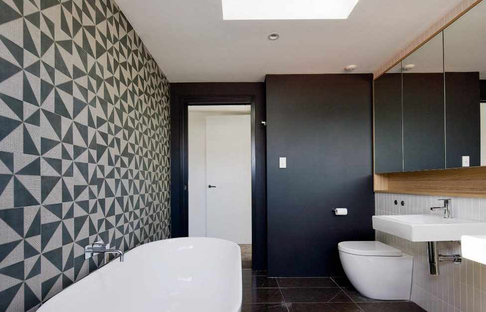 Стильный декор стены в ванной