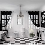 Черные шторы для светлой ванной
