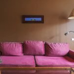 Сиреневый диван в гостиной