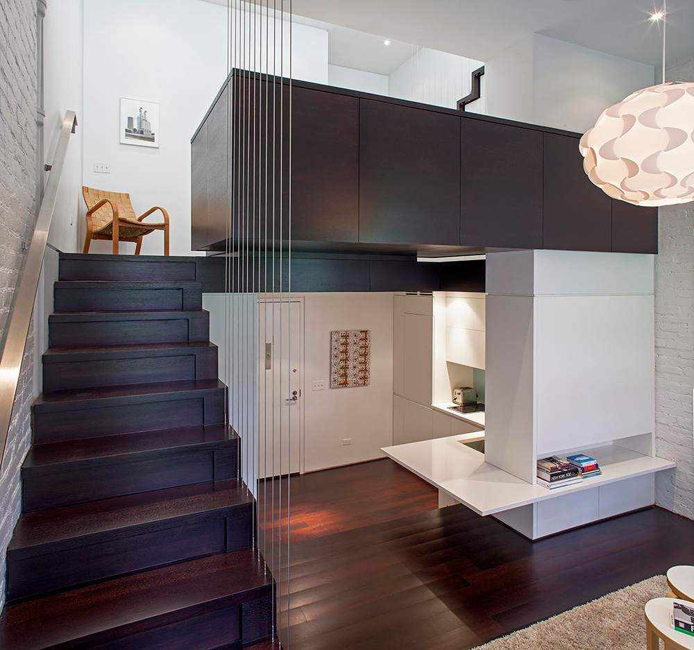 Сочетание темного дерева и белой плитки под кирпич в интерьере двухуровневой квартиры