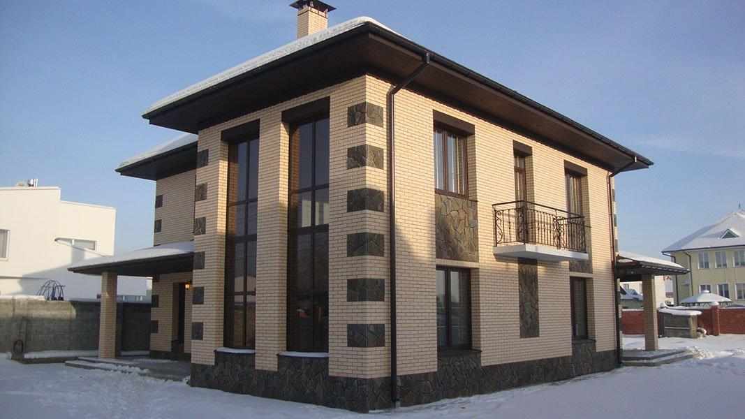Дом с фасадом из облицовочного кирпича
