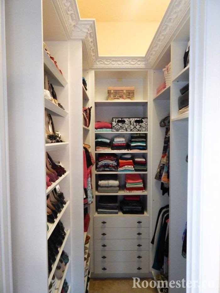 Узкая гардеробная комната
