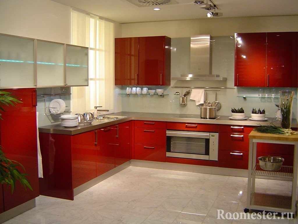 Красная мебель на кухне