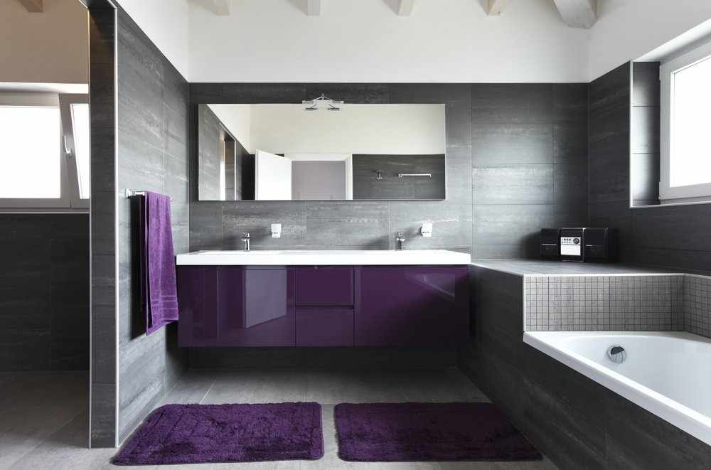 Сочетание коричневого с фиолетовым в декор ванной