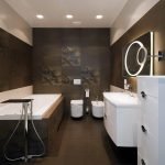 Белый потолок и коричневые стены в ванной