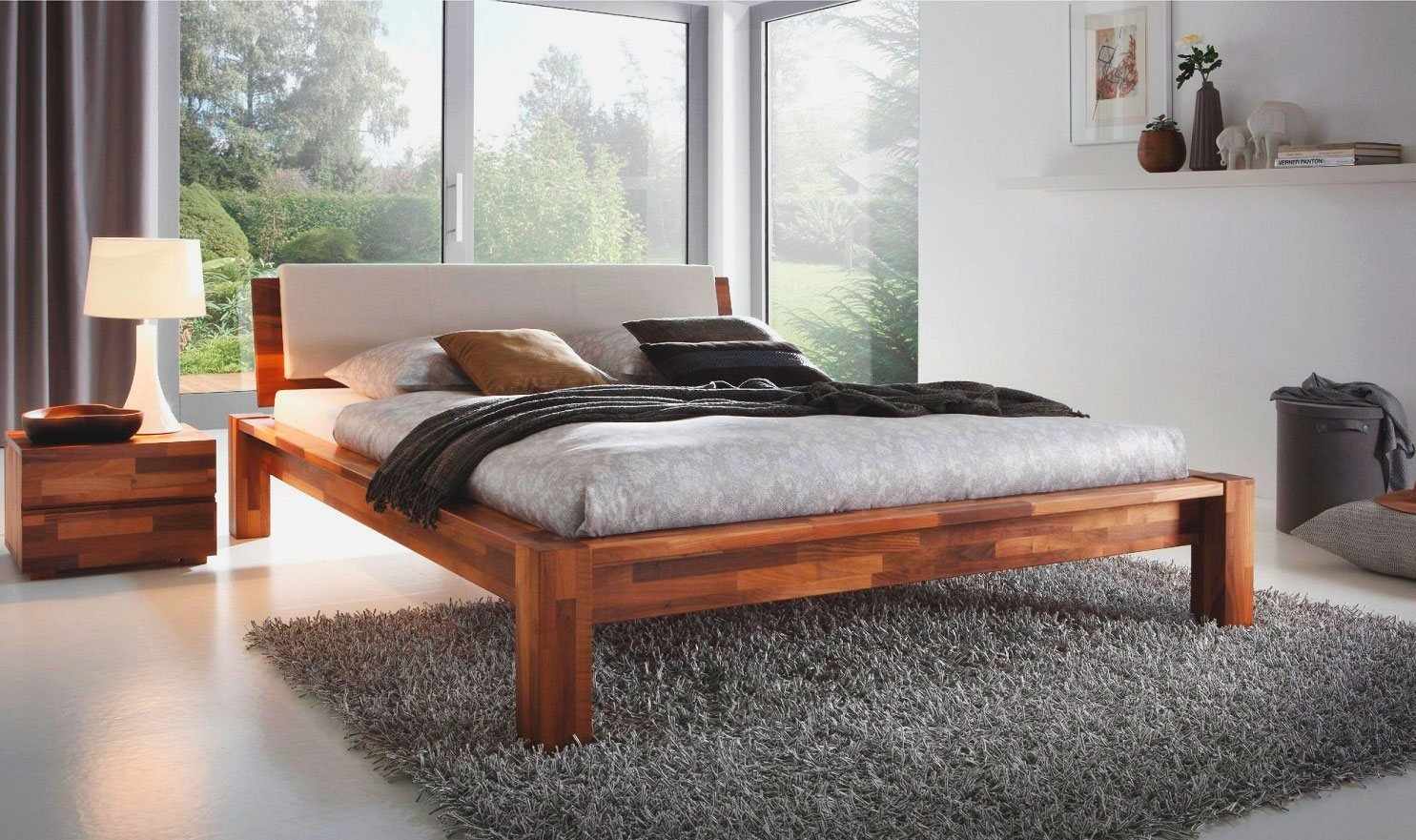 Кровать из массива дерева в интерьере