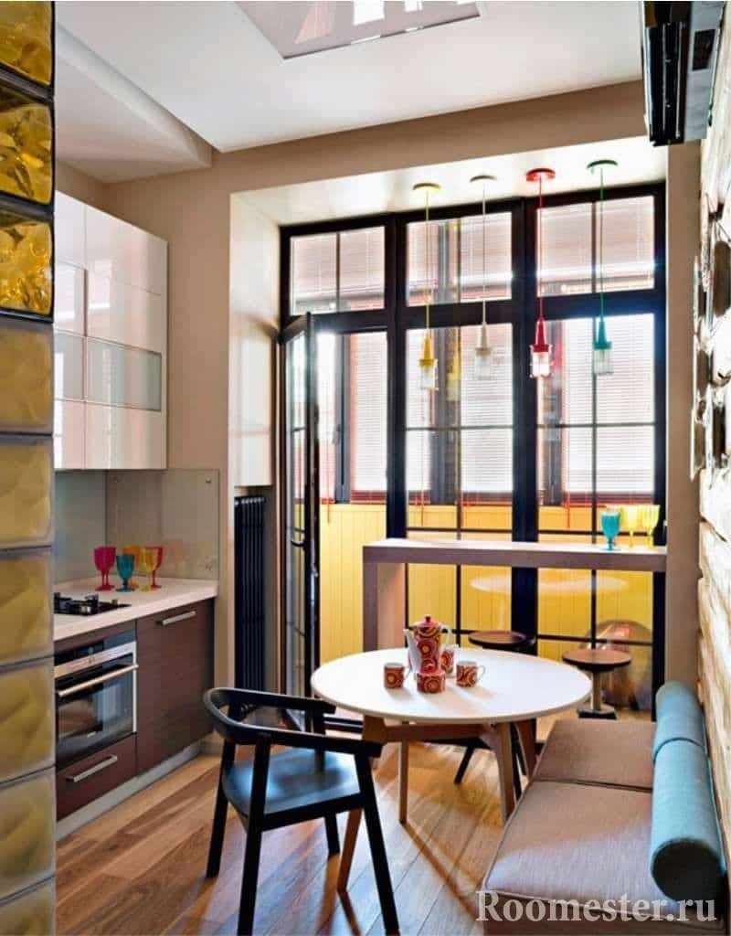 Кухня с французским окном 