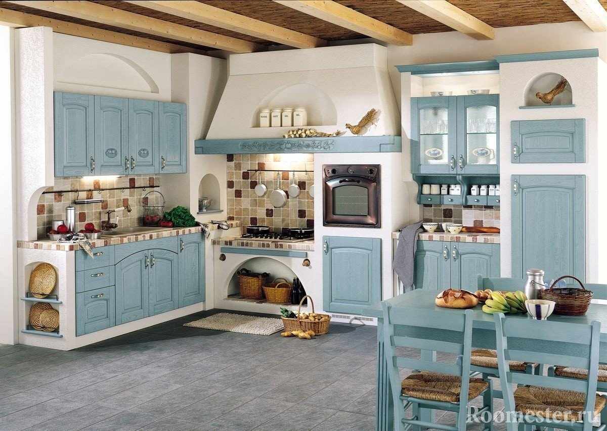 Голубые фасады в белой кухне 