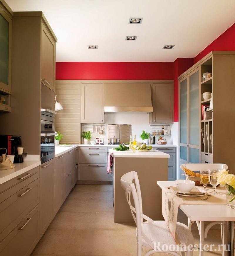 Кухня с красными стенами