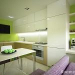 Белая мебель и салатовые стены на кухне
